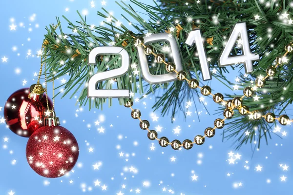 2014 accrocher sur arbre de Noël gros plan sur fond bleu — Photo