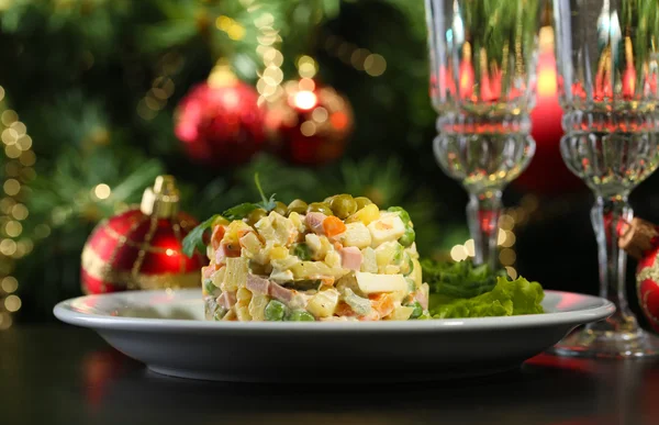 Ryska traditionella sallad olivier, på träbord, på ljus bakgrund — Stockfoto