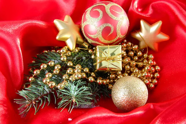 Hermosa decoración de Navidad en tela de satén rojo —  Fotos de Stock