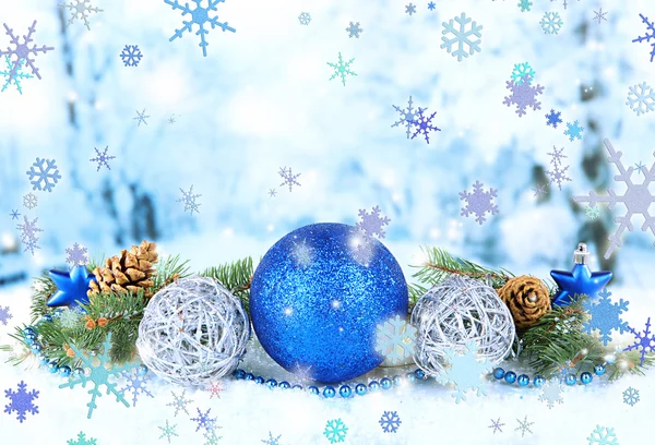 Složení vánoční ozdoby na lehká zimní pozadí — Stock fotografie