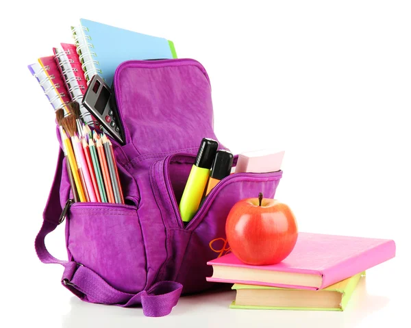 Fioletowy plecak z artykułami szkolnymi na białym tle — Zdjęcie stockowe