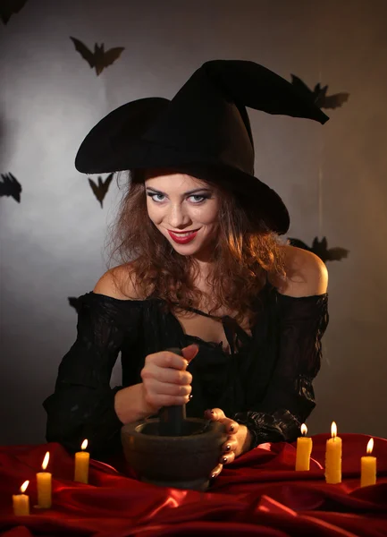 Strega di Halloween su sfondo scuro — Foto Stock