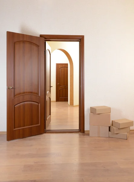 Empty rooms with stack of cartons: moving house concept — Stock Photo, Image