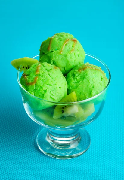 Delizioso gelato su vaso di vetro su tovaglia blu — Foto Stock