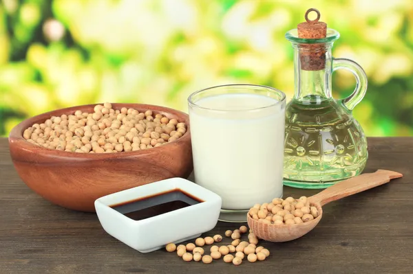 Produkty sojowe na stole na jasnym tle — Zdjęcie stockowe