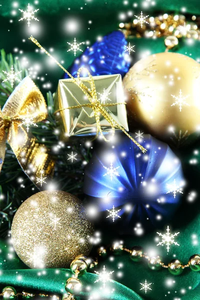 緑のサテンの布の上の美しいクリスマスの装飾 — ストック写真