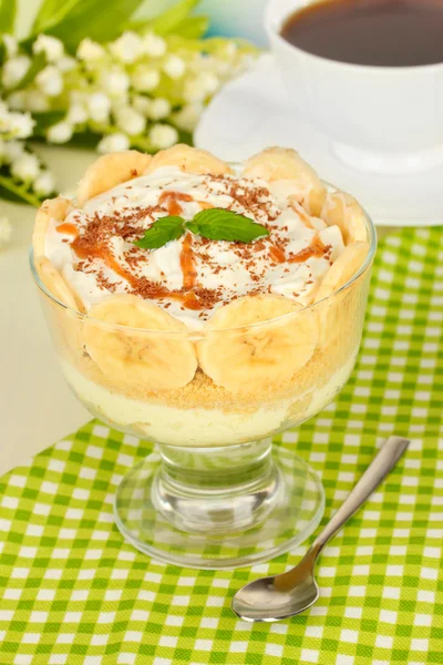 Sobremesa deliciosa com banana e caramelo em close-up de mesa — Fotografia de Stock