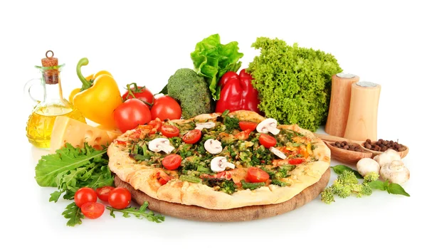 Sabrosa pizza vegetariana y verduras, aisladas en blanco —  Fotos de Stock