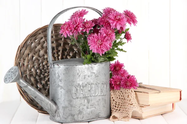 Bouquet di crisantemo rosa in annaffiatoio su fondo di legno bianco — Foto Stock