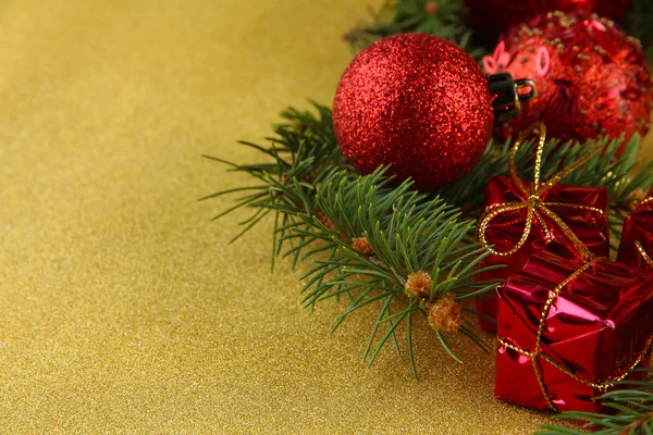 Hermosas decoraciones de Navidad con abeto sobre fondo brillante — Foto de Stock