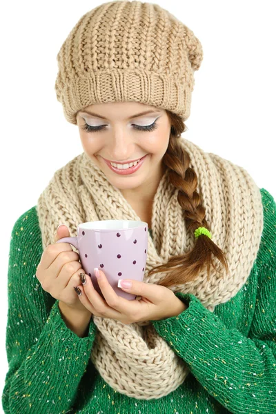 Hermosa chica sonriente en bufanda de punto cálido y sombrero con taza aislada en blanco — Foto de Stock