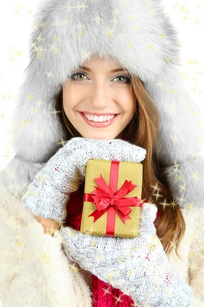 Красива усміхнена дівчина в капелюсі з різдвяним подарунком ізольована на білому — стокове фото