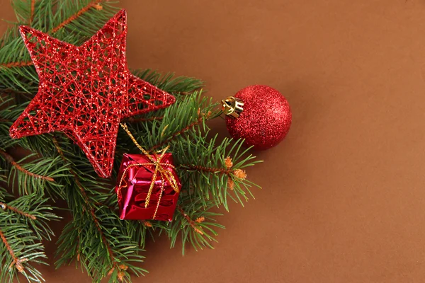 Hermosas decoraciones de Navidad en abeto sobre fondo marrón —  Fotos de Stock