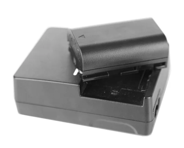 Nabíječka a baterie izolovaných na bílém — Stock fotografie