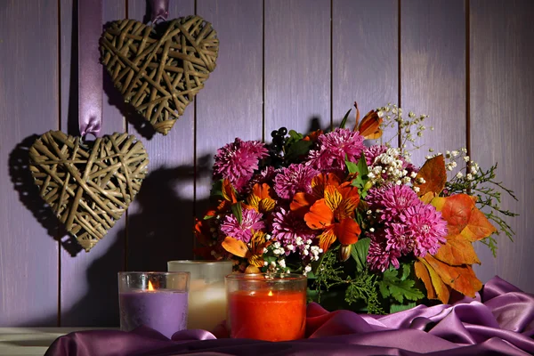 Kompozycja kwiaty w skrzyni ze świecami na stole — Zdjęcie stockowe
