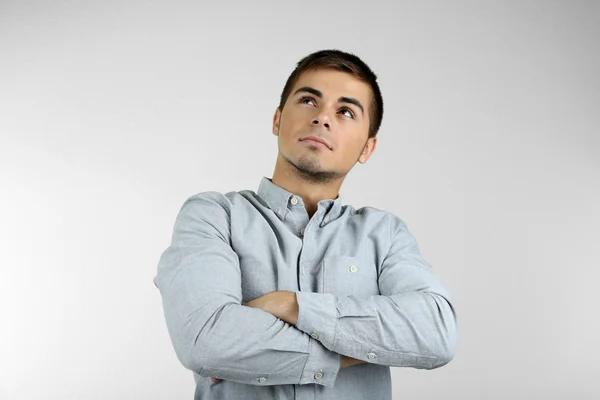 Porträtt av ung man på grå bakgrund — Stockfoto