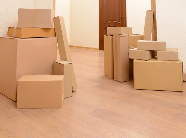 Prázdná místnost s hromadou kartonů: pohyblivé koncept domu — Stock fotografie