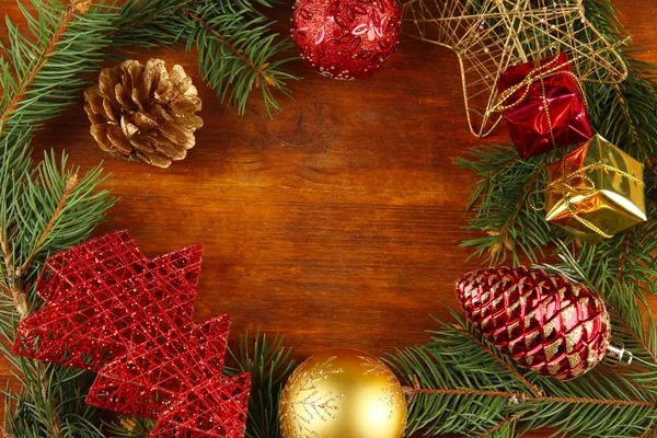 Belas decorações de Natal em abeto em fundo de madeira — Fotografia de Stock