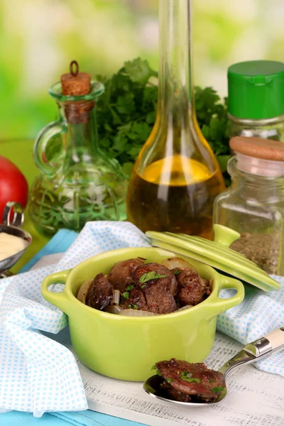 Fried chicken livers in pan on wooden table close-up — Stock Photo, Image