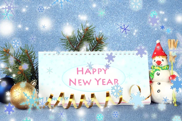 Calendario, decoración de Año Nuevo y abeto sobre fondo azul —  Fotos de Stock
