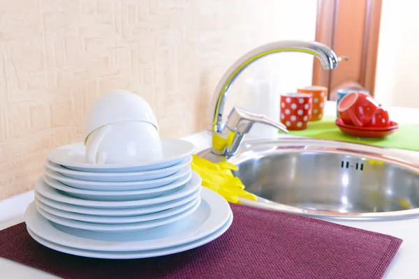 Dishes drying near metal sink — Stock Photo, Image