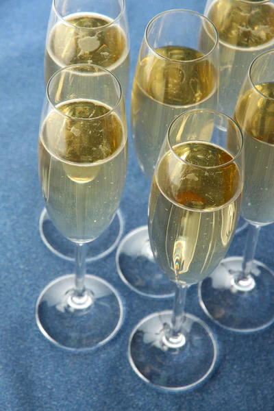 光沢のある背景にシャンパン グラス — ストック写真