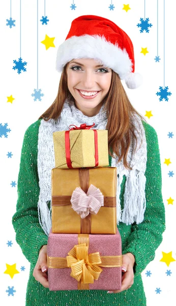 Piękna uśmiechnięta dziewczyna w kapeluszu noworocznym z prezentami izolowane na białym — Zdjęcie stockowe