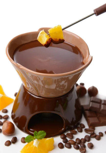 Chokladfondue med frukt, isolerad på vit — Stockfoto