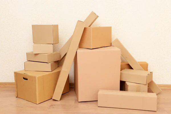 Empty room with stack of cartons: moving house concept — Stock Photo, Image