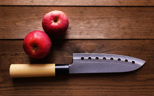 Cuchillo de cocina y manzana, sobre fondo de madera — Foto de Stock