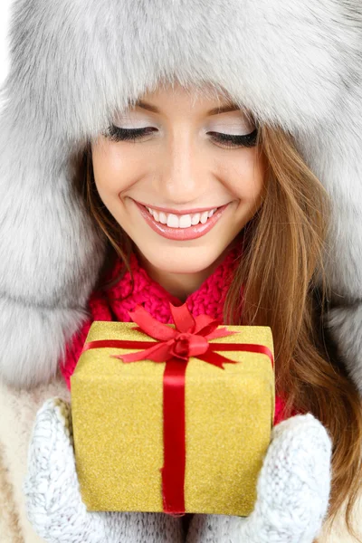 Beautiful smiling girl in hat with Christmas gift isolated on white — Stock Photo, Image