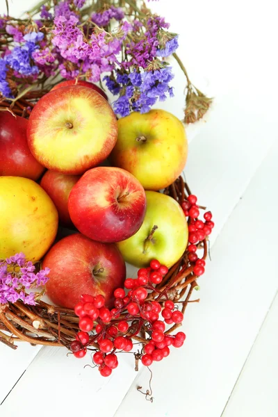 Juicy apples on white wooden table — Stock Photo, Image