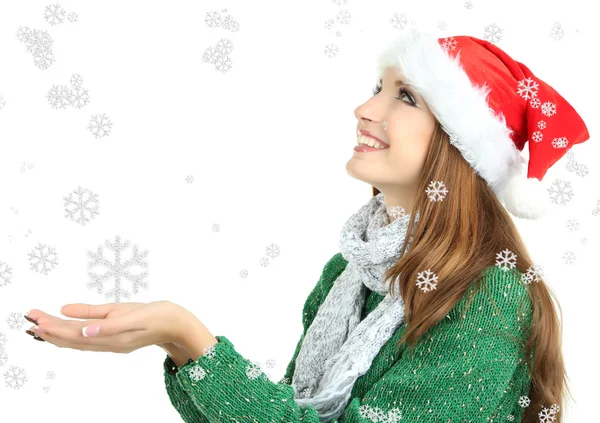 Улыбающаяся девушка в новогодней шляпе на белом — стоковое фото