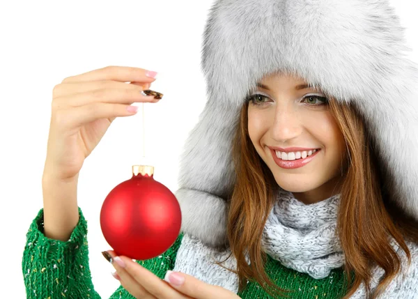 Belle fille souriante avec boule de Noël isolée sur blanc — Photo