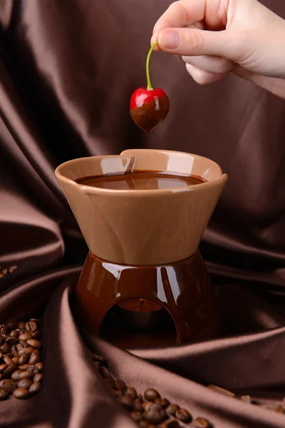 Fondue de chocolate con frutas, sobre fondo marrón —  Fotos de Stock
