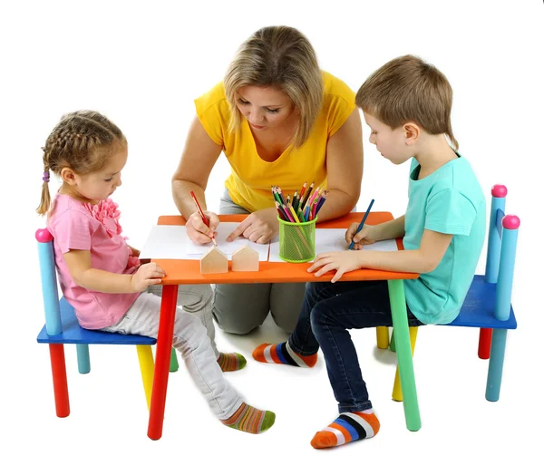 Kleine Kinder zeichnen mit Mama isoliert auf Weiß — Stockfoto