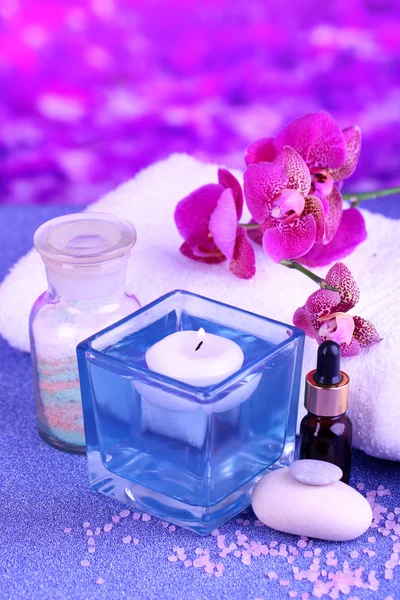 Schöne Wellness-Umgebung mit Orchidee auf violettem Hintergrund — Stockfoto