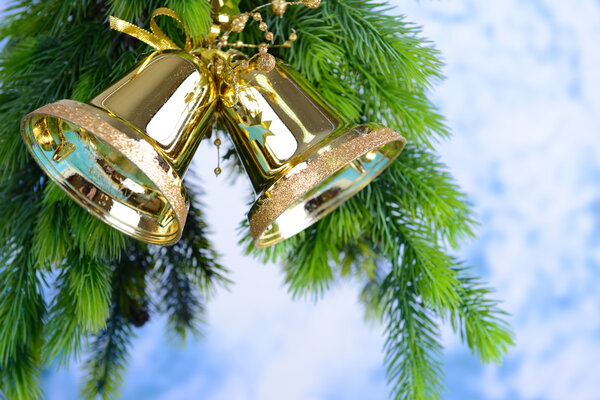 Колокола с рождественскими украшениями на светлом фоне
