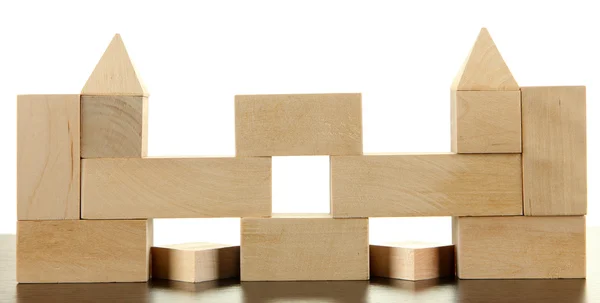 Holzspielzeugklötze auf Tisch auf weißem Hintergrund — Stockfoto