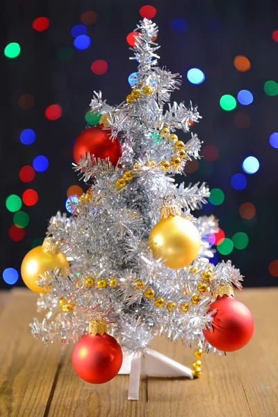 Dekorativer Weihnachtsbaum auf Tisch auf hellem Hintergrund — Stockfoto
