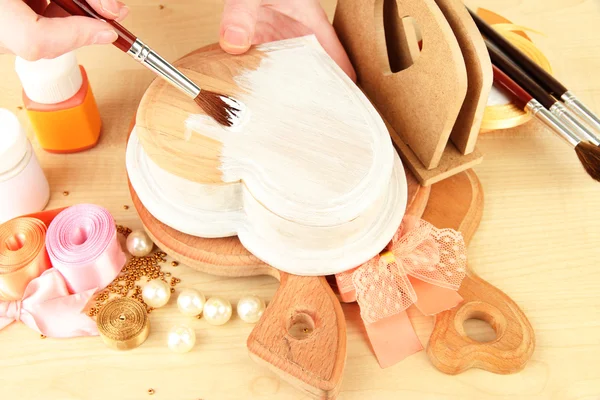 Caixa de madeira artesanal e materiais de arte para decoração, na mesa — Fotografia de Stock
