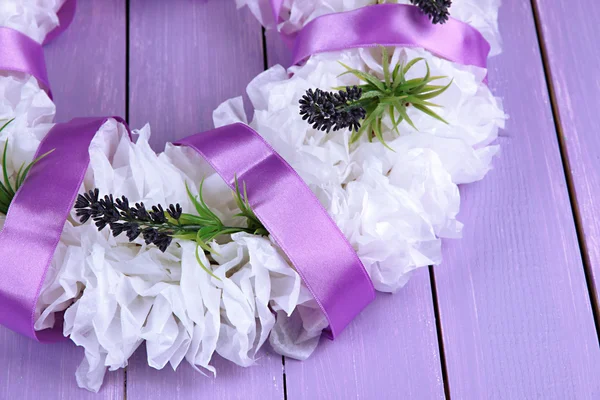 Grinalda decorativa com flores em fundo de madeira — Fotografia de Stock