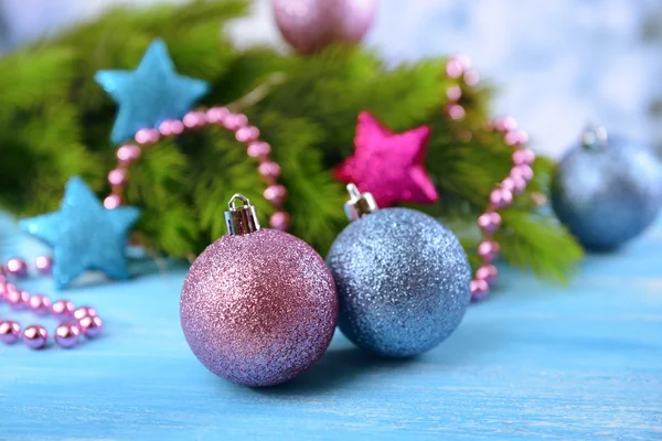 Kerstballen op fir boom, op een achtergrond met kleur — Stockfoto