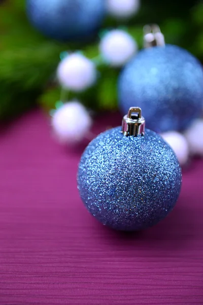 色の背景上のモミの木でクリスマス ボール — ストック写真
