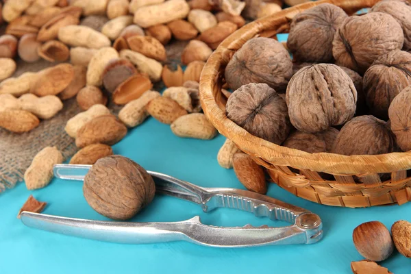 Nussknacker mit Nüssen auf Holztisch in Großaufnahme — Stockfoto