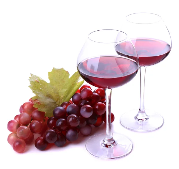 Verres à vin avec vin rouge, raisins isolés sur blanc — Photo