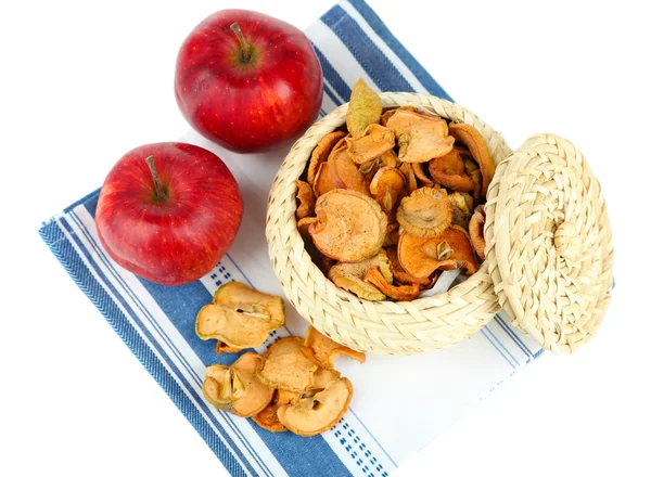 Manzanas secas en canasta de mimbre, aisladas en blanco —  Fotos de Stock