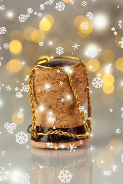 Corcho de champán sobre fondo de luces de Navidad — Foto de Stock