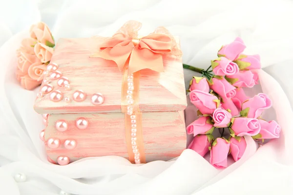 Mooie handgemaakte kist en bloemen, geïsoleerd op het witte doek achtergrond — Stockfoto
