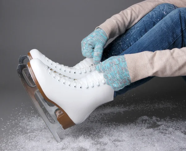 Gri arka plan üzerinde paten giymiş skater — Stok fotoğraf